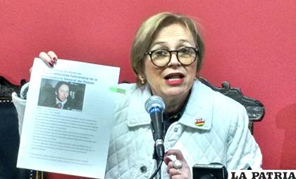 La diputada opositora, Rose Marie Sandoval muestra una nota publicada en LA PATRIA /ERBOL