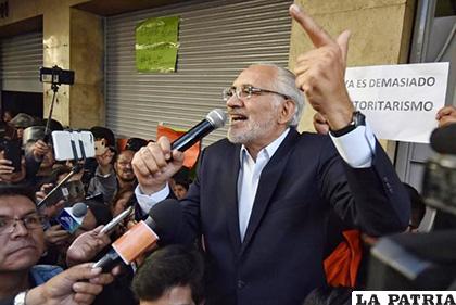 Candidato presidencial Carlos Mesa en puertas de la Fiscalía de La Paz/ /ERBOL /ARCHIVO
