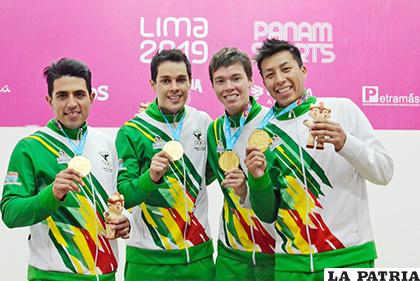Los integrantes del equipo boliviano de raquetbol lucen orgullosos la presea de oro