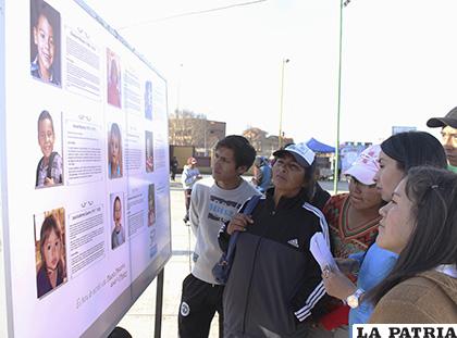 Personal de Aldeas Infantiles explicando a los visitantes sobre el trabajo que realizan /LA PATRIA / Carla Herrera