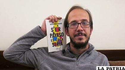 El periodista español Álex Ayala mientras posa con su libro 