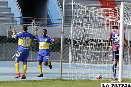 Nelson Thabiso Brown anotó los tres goles para EM Huanuni /APG