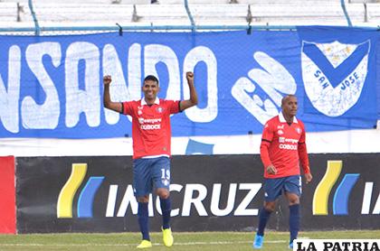 Gilbert Álvarez celebra el segundo gol de Wilstermann /LA PATRIA /Reynaldo Bellota
