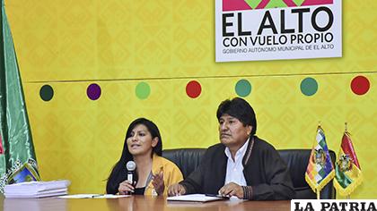La alcaldesa Soledad Chapetón y el presidente Evo Morales reunidos /APG