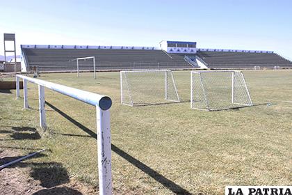 El campo deportivo luce desolado por la ausencia de los jugadores
