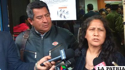 El abogado Boris Espinoza y Janethe Machicado, denunciantes del caso /ANF