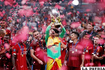Adrián levanta el trofeo de campeón junto a sus compañeros del Liverpool /promecal.es