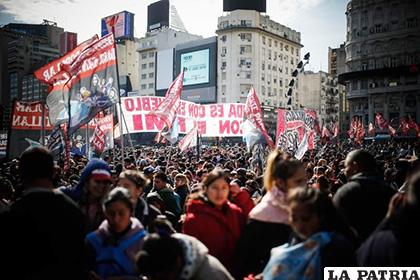 Cientos de personas se movilizan este jueves contra el gobierno de Mauricio Macri por la crisis económica /EFE