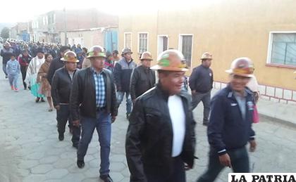 Mineros de la Cooperativa Estañifera Camen I desfilaron por sus 50 años /Gad-Oru