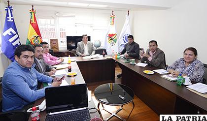 La reunión se los directivos se realizó ayer en La Paz /APG