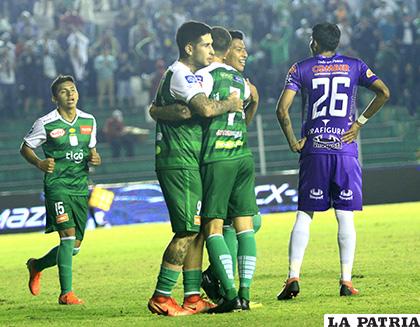 Julio Pérez y Aldo Gallardo en su afán de dominar el balón /APG