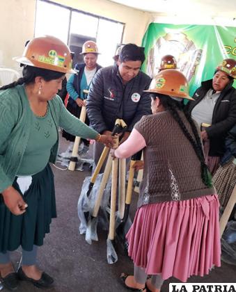 Cooperativistas mujeres recibieron herramientas /PIO XII