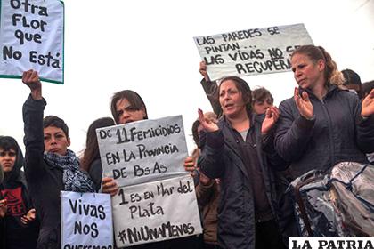 Mujeres protestando por los feminicidios en Perú /El País