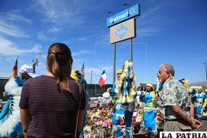 Danzantes conmemoran a las víctimas del ataque en el centro comercial Wall Mart, en El Paso, EE.UU. /efe.com