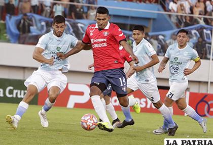 Gilbert Álvarez domina el balón, al final anotó dos goles /APG