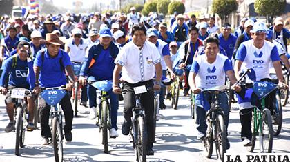 Evo Morales encabezó la caravana de bicicletas del MAS en Cochabamba /ABI
