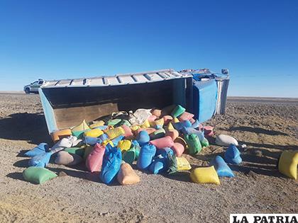 La mercancía que transportaba el camión  /LA PATRIA