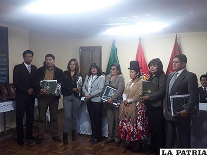 Estudiantes que fueron galardonados por su excelente participación en la Feria de Investigación Tecnológica /UDABOL 