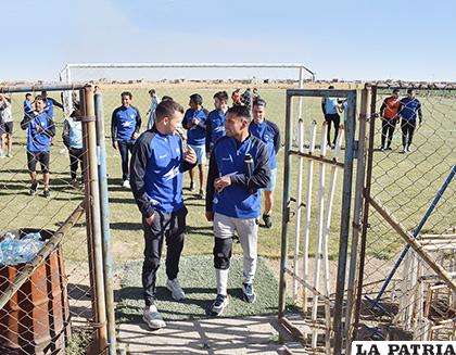 Rodrigo Vargas y Mario Ovando junto a los demás jugadores abandonan el lugar de entrenamiento