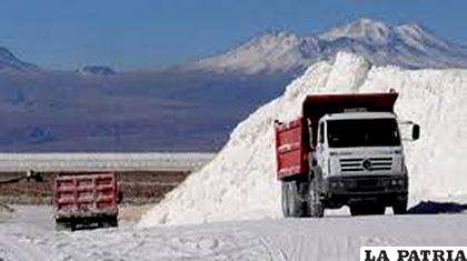 Transporte de litio en salar chileno