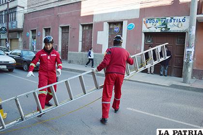 Los Bomberos prestaron su escalera para subir al balcón de la casa de Bazán /LA PATRIA