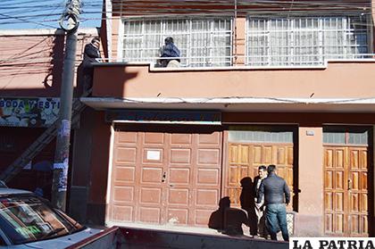 El fiscal Villegas y un investigador de la Fiscalía en el balcón /LA PATRIA