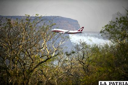 El gigante avión bombero sobrevolando la Chiquitanía /APG