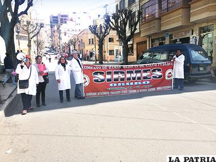 Médicos bloquearon algunas calles cerca al Hospital General 