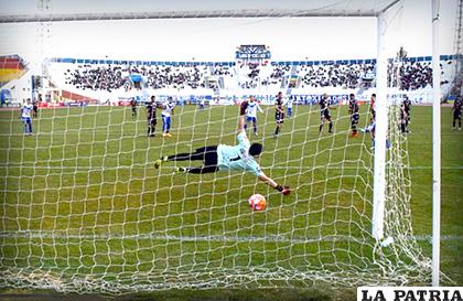 Momento del primer gol del cuadro orureño /Reynaldo Bellota - LA PATRIA