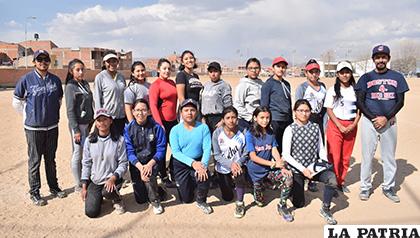 Las integrantes de la preselección nacional de softbol Sub-16 /LA PATRIA /Reynaldo Bellota