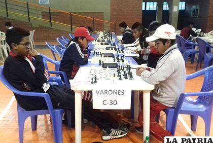 Daniel Titichoca (izquierda) en su partida ante Rafael Villca en la C-30 /Cortesía Ananda Zubieta