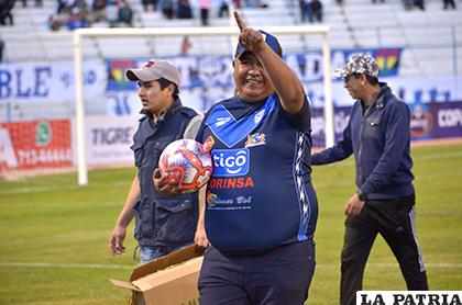 Martínez regaló balones al público para motivar su asistencia al estadio /LA PATRIA /Reynaldo Bellota