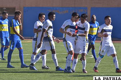 El festejo del equipo paceño tras lograr empatar el marcador /LA PATRIA /Reynaldo Bellota