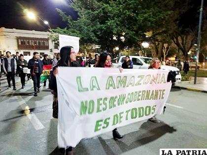 Activistas marchan en seis ciudades exigiendo ayuda internacional para apagar incendio en la Chiquitanía /LA PATRIA