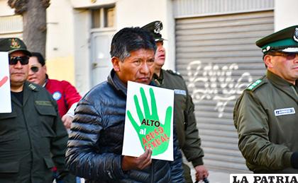 El gobernador Vásquez durante la movilización contra la violencia sexual a niños, niñas y adolescentes /Gador