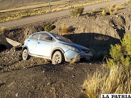Así fue encontrado el vehículo a un lado de la vía /LA PATRIA