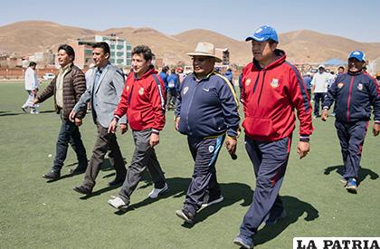 Durante el desfile para inaugurar el campeonato de fútbol fabril /cortesía Rubén Condori