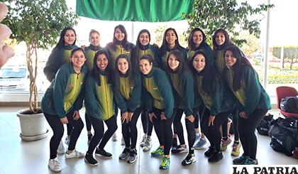 Dos orureñas son parte de la selección boliviana de voleibol, Ledezma la primera de las de pie y Sánchez la sexta de las de cuclillas /cortesía FBV