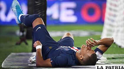 Kylian Mbappe se lesionó en el partido del domingo /elperiodico.com