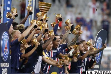 Jugadores del PSG con el trofeo de campeón en manos /infobae.com