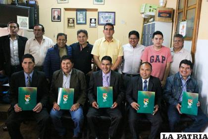El futsal orureño está de luto por la pérdida de Hugo Guzmán (el segundo de izquierda a derecha de los de pie) /LA PATRIA /archivo