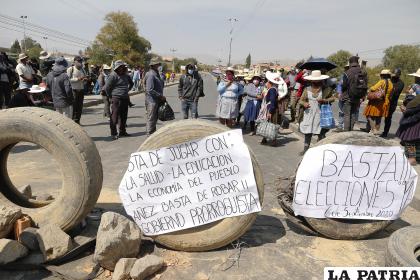 El bloqueo que se registra en la carretera Cochabamba-Oruro no permite el paso de cisternas con oxígeno /APG