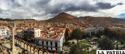 Vista panorámica de la ciudad de Potosí, al fondo se aprecia el Cerro Rico