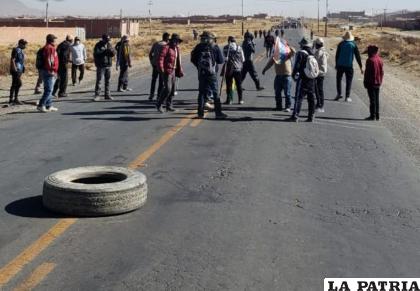 Los bloqueos continuaron el martes en diferentes carreteras de Oruro /LA PATRIA