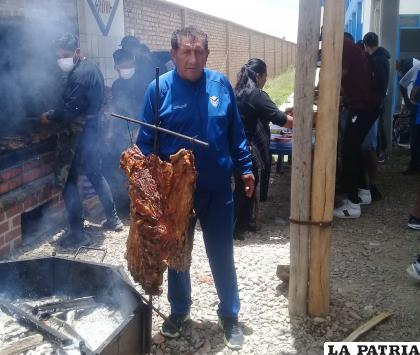 El tradicional asadito en el interior del equipo, siempre estaba a cargo del “caimán” /Facebook