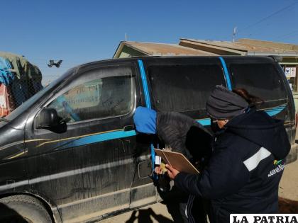 La vagoneta Nitro es registrada por funcionarios de la Aduana
/LA PATRIA
