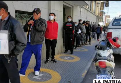 Largas filas durante la primera jornada de atención municipal /LA PATRIA
