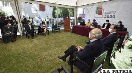 Durante la reunión entre autoridades del TSE y representantes de partidos políticos /ANF