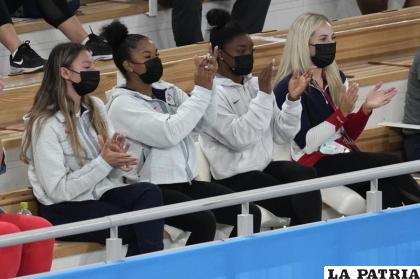 Simone Biles (2da desde la derecha) y sus compañeras del equipo estadounidense festejan la victoria de Sunisa Lee en la prueba de ejercicios combinados de la gimnasia olímpica en Tokio /AP Photo/Ashley Landis