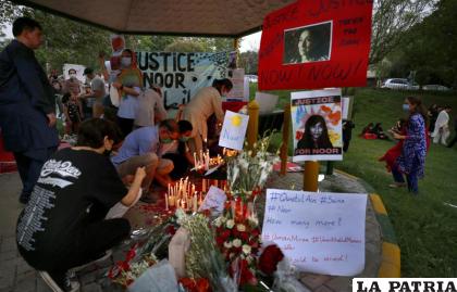 Activistas colocan velas y flores junto a carteles con fotos de Noor Mukadam, una mujer de clase alta que fue golpeada y decapitada recientemente en Islamabad /AP Photo/Anjum Naveed